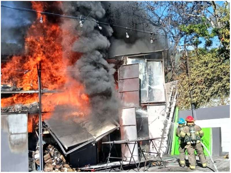 Bomberos trabajaron para liquidar las llamas. Foto / Cortesía