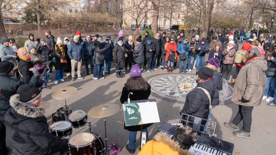"John vive": cientos de fans recuerdan a Lennon 45 años después de su muerte en Nueva York. Foto: EFE