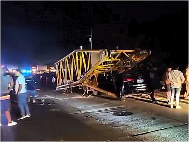 Estructura de un camión cayó sobre carro en el tramo a Los Chorros. Foto / Cortesía