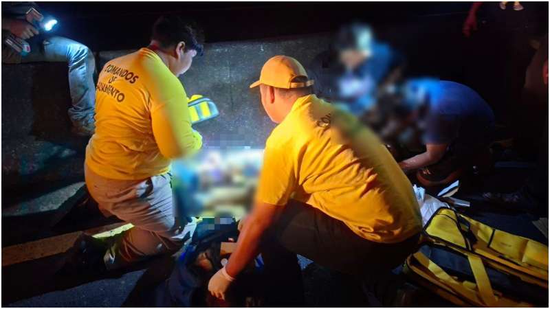 Momento en que los socorristas atendieron a la víctima. Foto / Cortesía Comandos de Salvamento