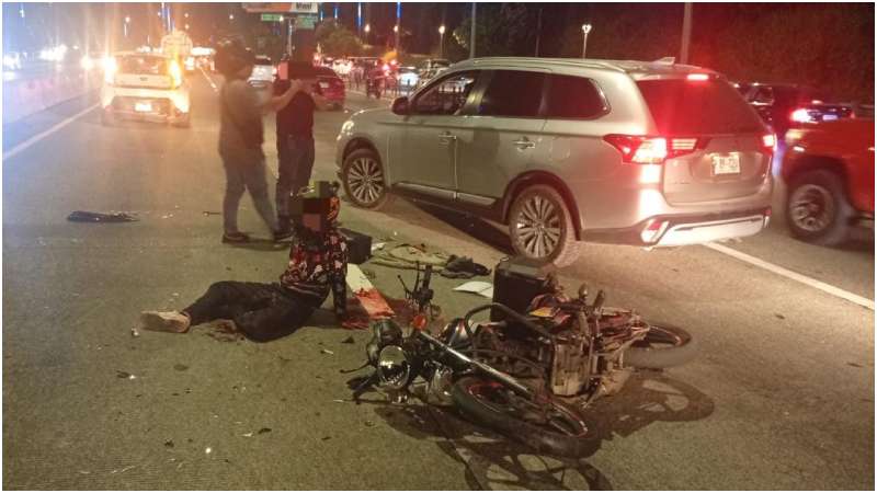 Motociclista herido en el bulevar Monseñor Romero. Foto / Cortesía Cruz Verde