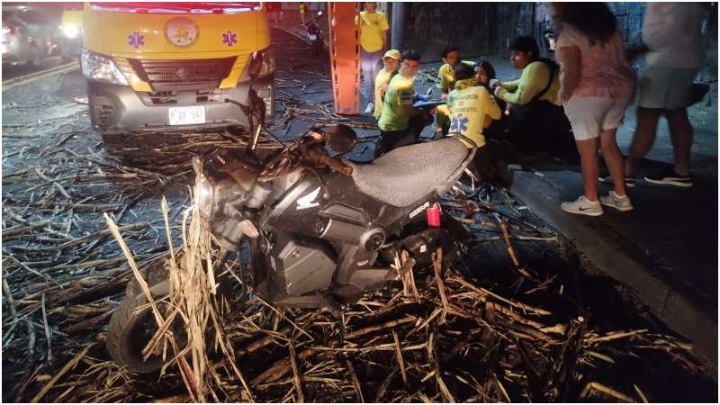 Así quedó la moto tras caerle la caña. Foto / Cortesía Comandos