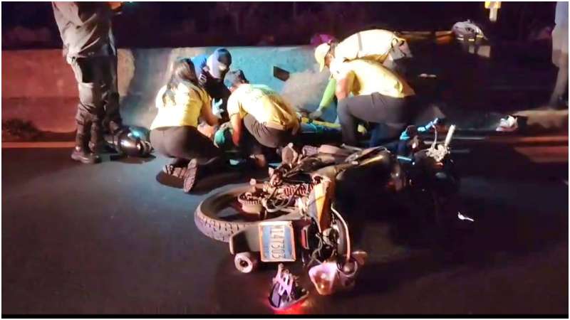 Momento en que los socorristas atendieron al motociclista. Foto / Cortesía Comandos