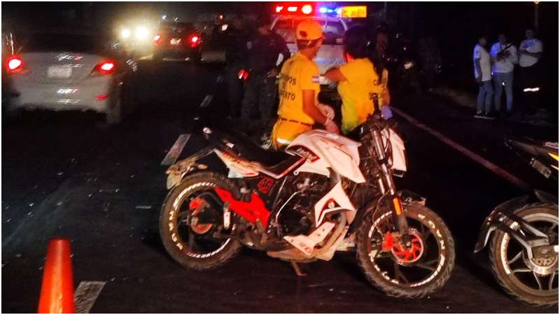 Dos motos fueron embestidas por una rastra cuyo conductor huyó. Foto / Cortesía Comandos de Salvamento