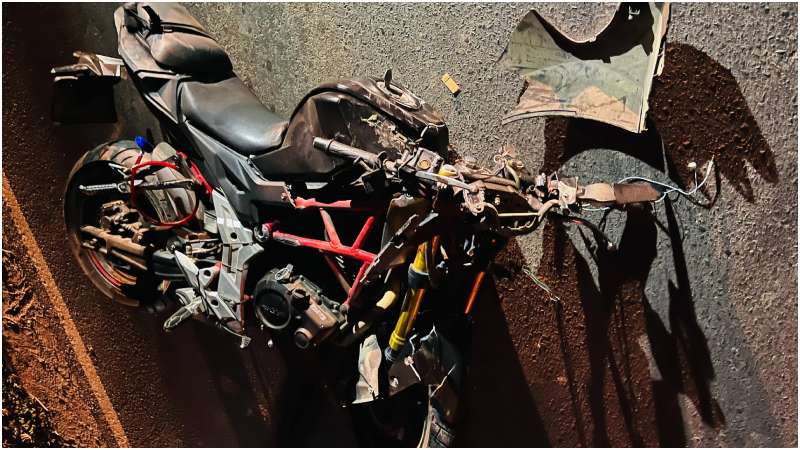 Así quedó la moto luego de estrellarse con la parte trasera de una rastra. Foto / Cortesía
