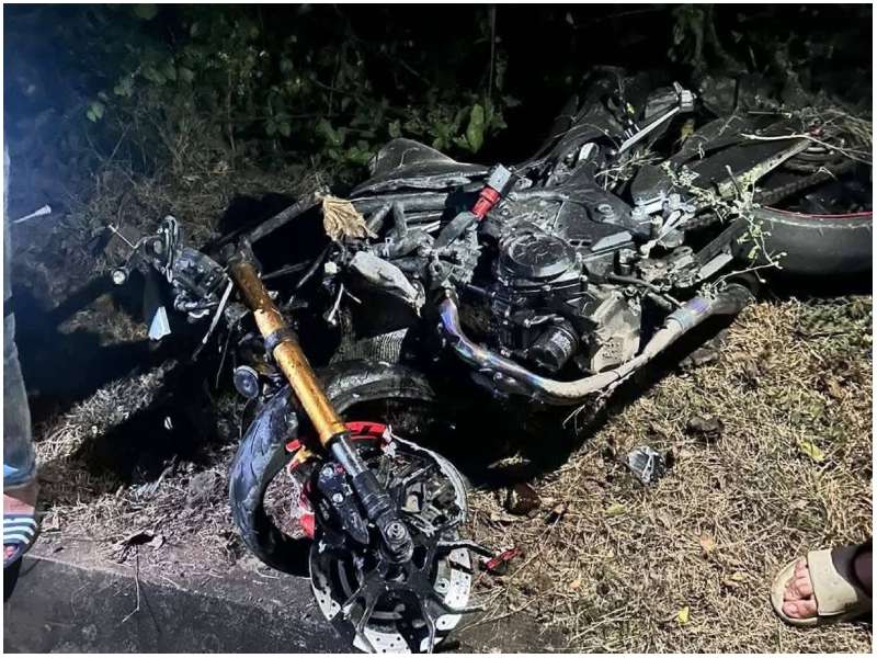 Así quedó la moto en que se conducía el joven. Foto / Cortesía