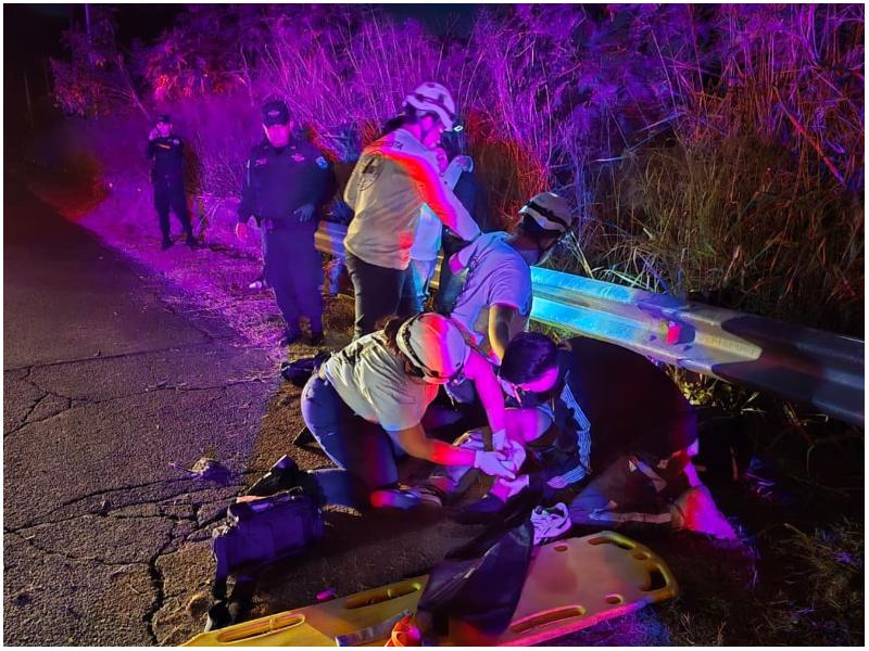 Socorristas de Cruz Blanca atendieron la emergencia con dos jóvenes heridos en el accidente. Foto / Cortesía
