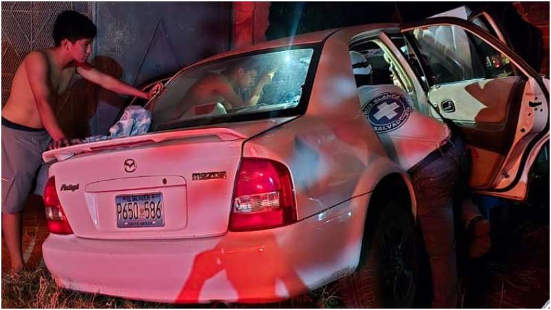 Escena del accidente en el que una mujer quedó atrapada debido al fuerte impacto. Foto / Cortesía Cruz Blanca