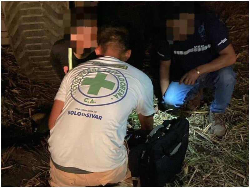 Socorristas de Cruz Verde le dieron los primeros auxilios a la víctima. Foto / Cortesía