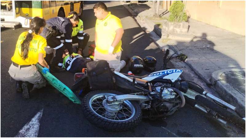 Momento en que los socorristas atendieron a las víctimas. Foto / Comandos de Salvamento