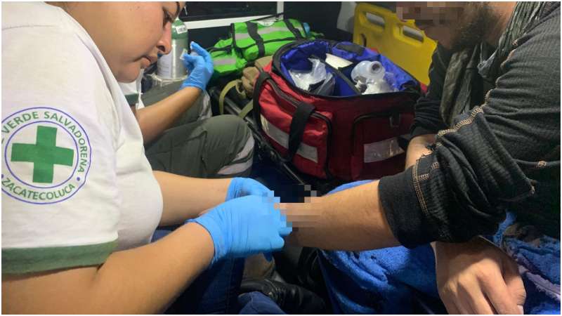 Socorristas brindando atención a una de las víctimas. Foto / Cortesía