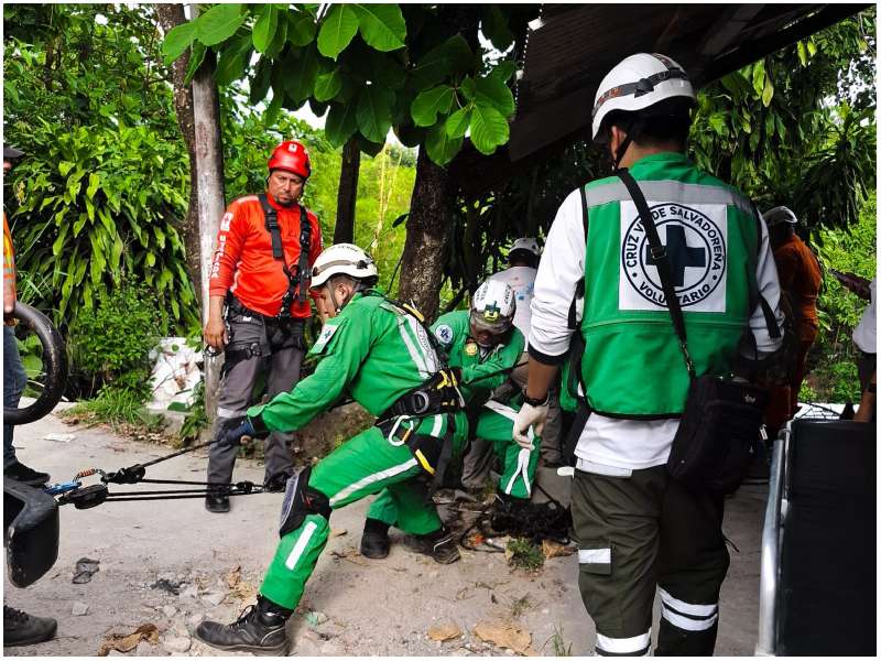Momento en que los socorristas realizan maniobras para sacar a la víctima del fondo del barranco. Foto / Cruz Roja