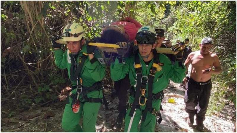 Momento en que la víctima es sacada en camilla de la zona boscosa. Foto / Cruz Verde