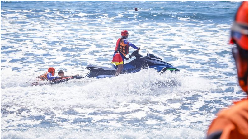 Las autoridades recomendaron a la población tener precaución ante el aumento del oleaje previsto para la próxima semana. Foto EDH/Referencia