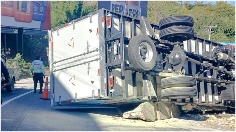 Así quedó el camión pesado tras volcar. Foto / Cortesía PNC