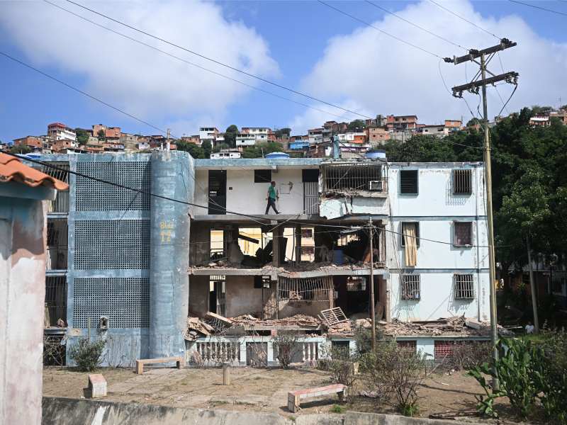 Vista panorámica de un edificion habitacional dañado en Catia La Mar, en el estado La Guaira, luego de recibir impactos de misil en un ataque de Estados Unidos. Foto EDH/AFP