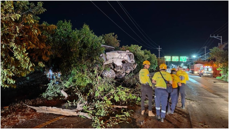 Camión cisterna que transportaba diésel volcó frente a la Texaco El Angel, en las cercanías del centro comercial Valle Dulce