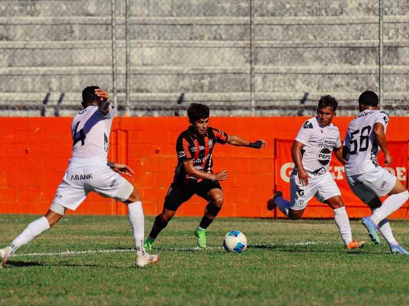 El juvenil Ricardo Villatoro (c) domina ante varias marcas de Hércules. Foto: Cortesía CD Águila