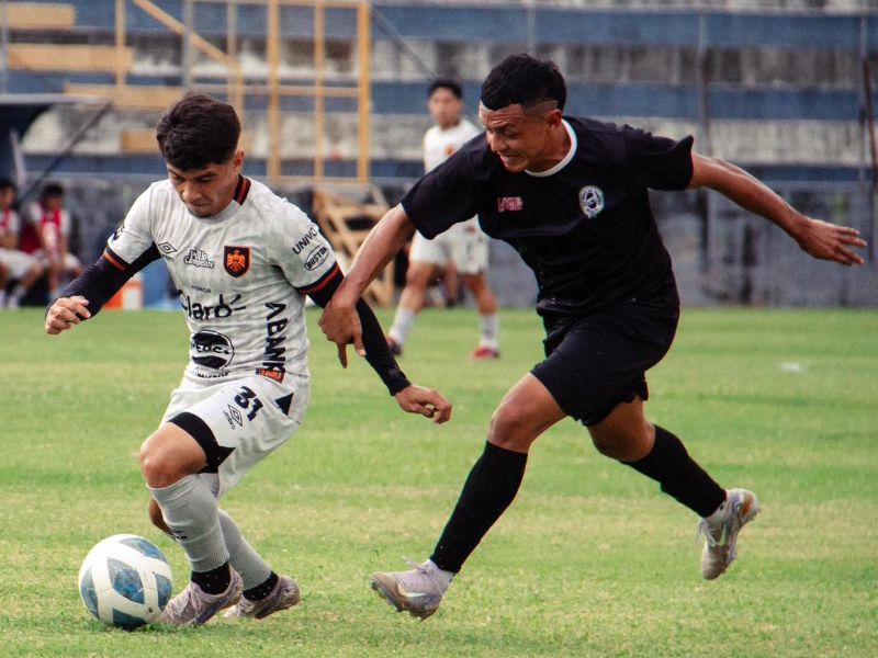 El juvenil de los emplumados, Ricardo Villatoro (i.), evita ser amarrado por un rival del Fuerte San Francisco y busca el balón en el "Correcaminos". Foto: Cortesía CD Águila