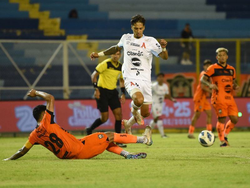El volante Enrico Dueñas, del Alianza, supera la marca del defensor Ronald Rodríguez, de Águila. Foto: EDH Archivo