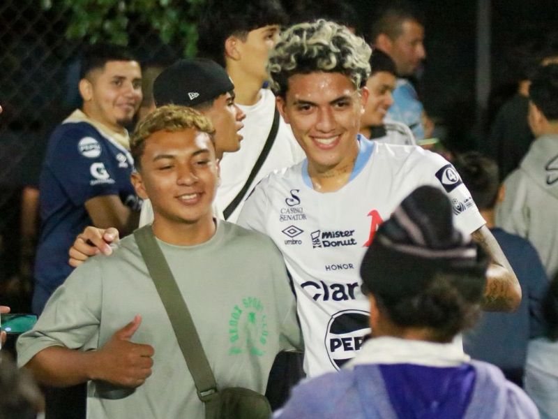 El lateral Alejandro Henríquez (d.), de Alianza, quedó retratado junto a un aficionado. Foto: Cortesía Alianza FC