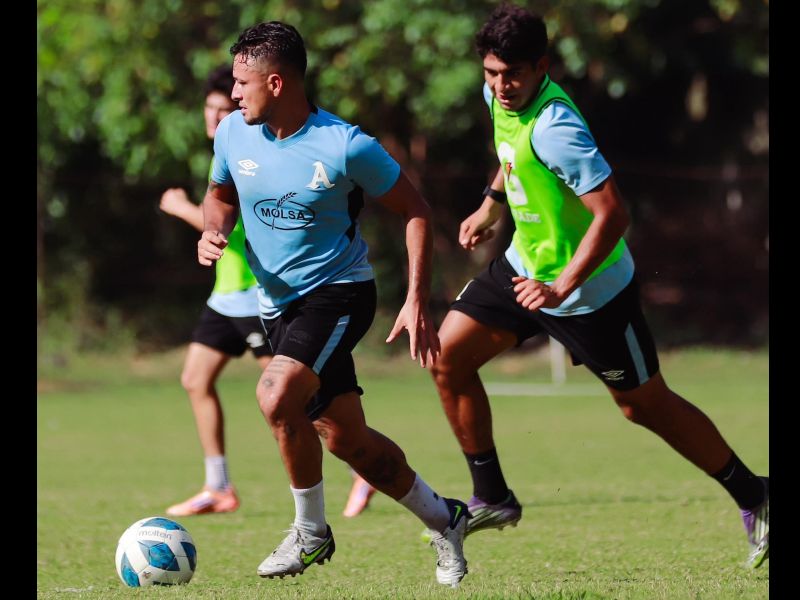 El volante Narciso Orellana (i.) domina, en el entreno. Foto: Cortesía Alianza FC
