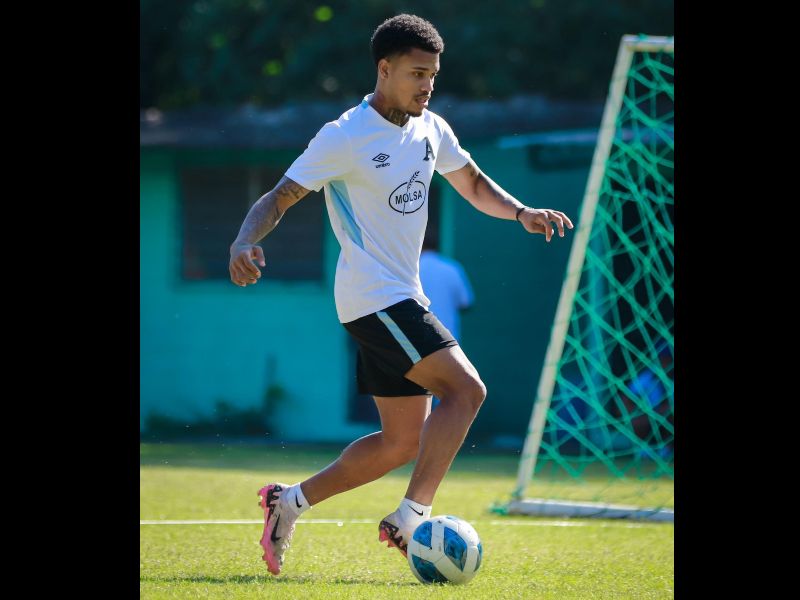 El colombiano Andrés Bello, en entreno con los albos. Foto: Cortesía Alianza FC