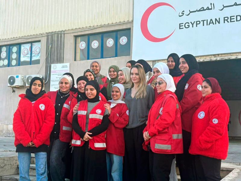 La actriz estadounidense Angelina Jolie (c) visitó este viernes el lado egipcio del paso fronterizo de Rafah, que conecta la Franja de Gaza con Egipto. Foto EFE