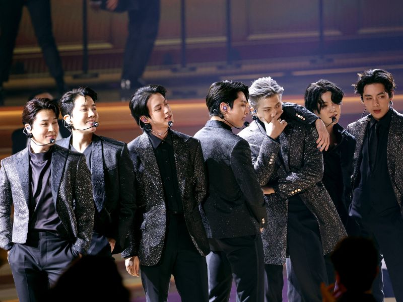 BTS en el escenario de la 64.ª edición de los Premios Grammy en el MGM Grand Garden Arena el 3 de abril de 2022 en Las Vegas, Nevada. Foto AFP