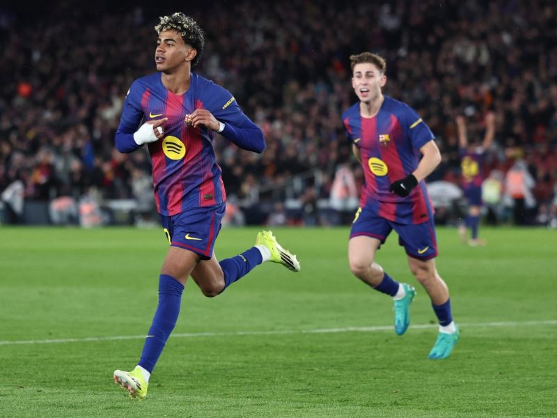 El español del Barcelona, ​​Lamine Yamal (i.), celebra el tercer gol ante el Real Oviedo, en el Camp Nou. Foto: EDH AFP