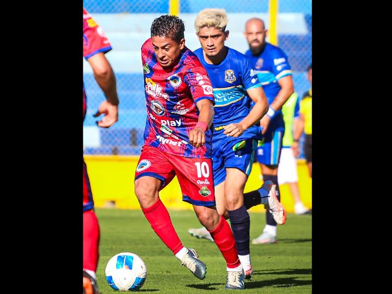 El volante Óscar Cerén, en el juego ante Zacate, en el Cuscatlán. Foto: Cortesía CD Cacahuatique