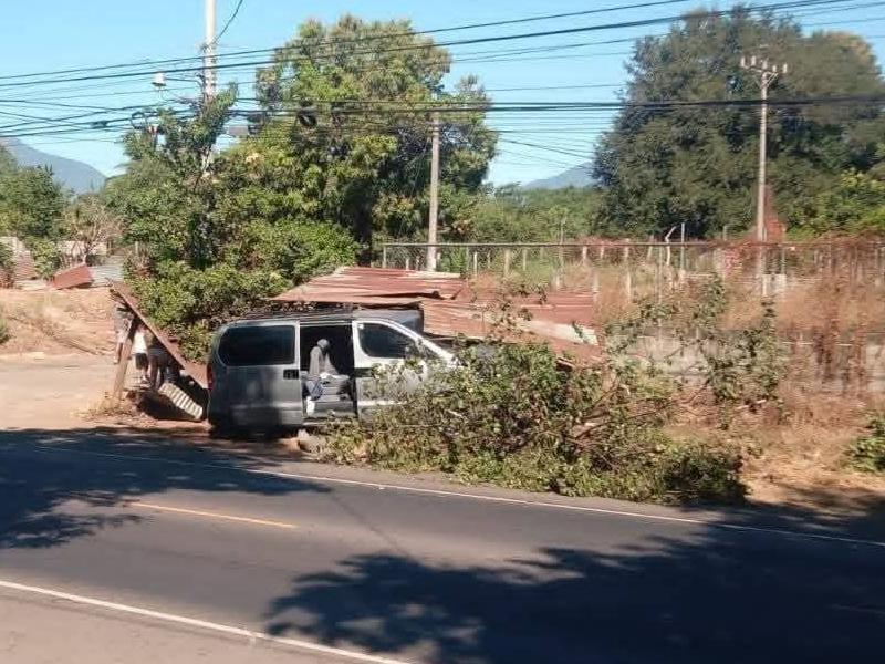 Carro chocó con una champa