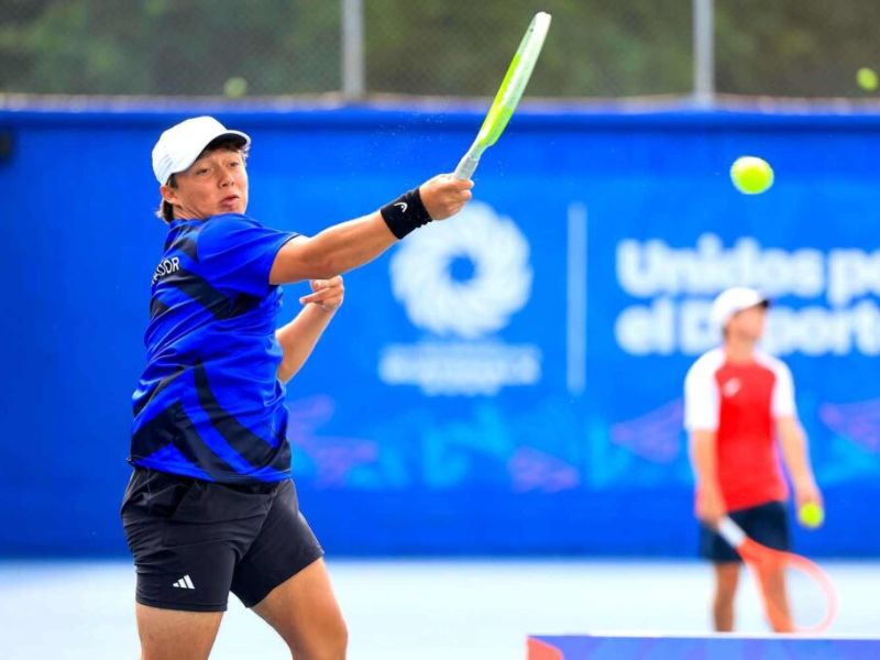 El juvenil César Cruz devuelve un servicio, durante uno de sus partidos en los Juegos C.A. Foto: Cortesía Indes