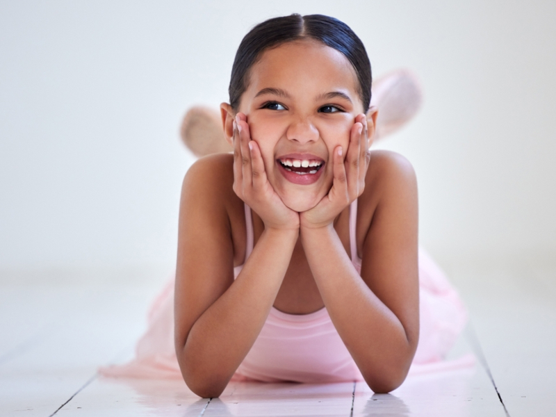 Niña vestida con un outfit de balletista