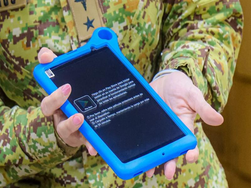 La ministra de Educación, Karla Trigueros, explicó qué alumnos recibirán un dispositivo electrónico junto a su paquete escolar. Foto EDH/Cortesía