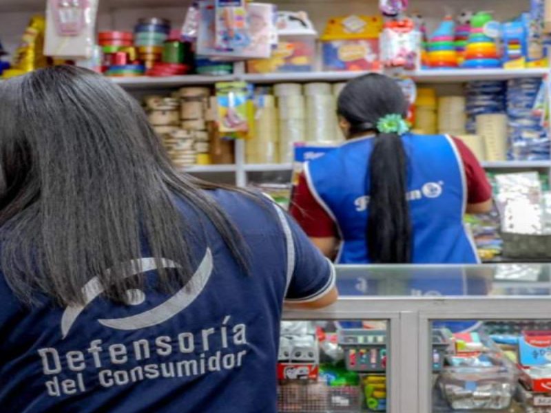 La Defensoría del Consumidor intensificó este lunes las inspecciones en los sitios donde se comercializan los útiles escolares. Foto EDH/Cortesía