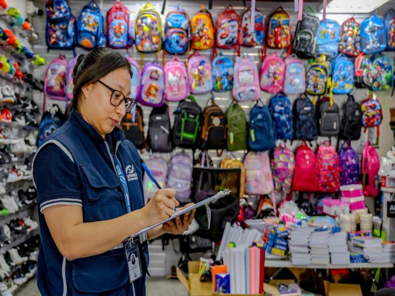 La Defensoría del Consumidor intensificó este lunes las inspecciones en los sitios donde se comercializan los útiles escolares. Foto EDH/Cortesía