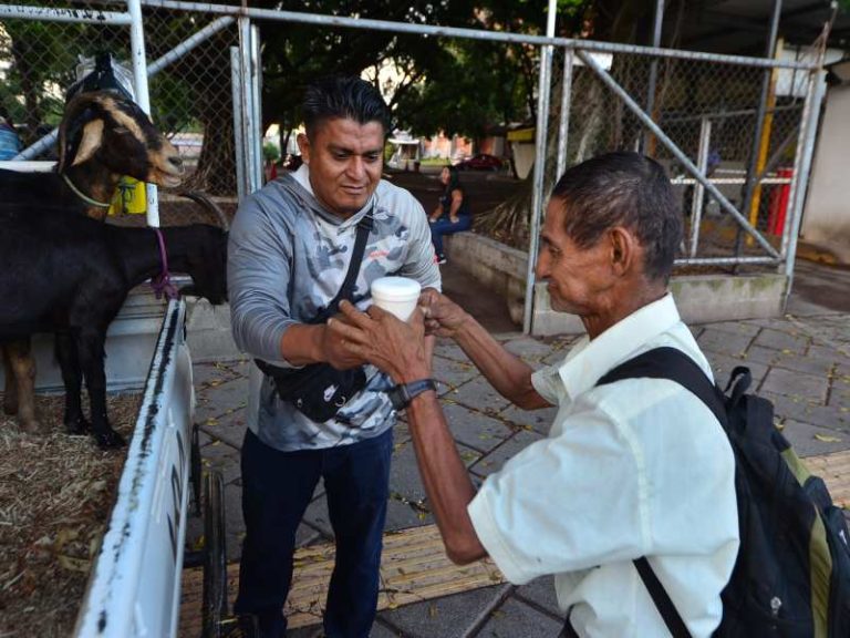 Ovidio Ramírez es un comerciante de leche de cabra en la Plaza Libertad del centro de San Salvador. Viene desde San Luis Talpa para vender la bebida.