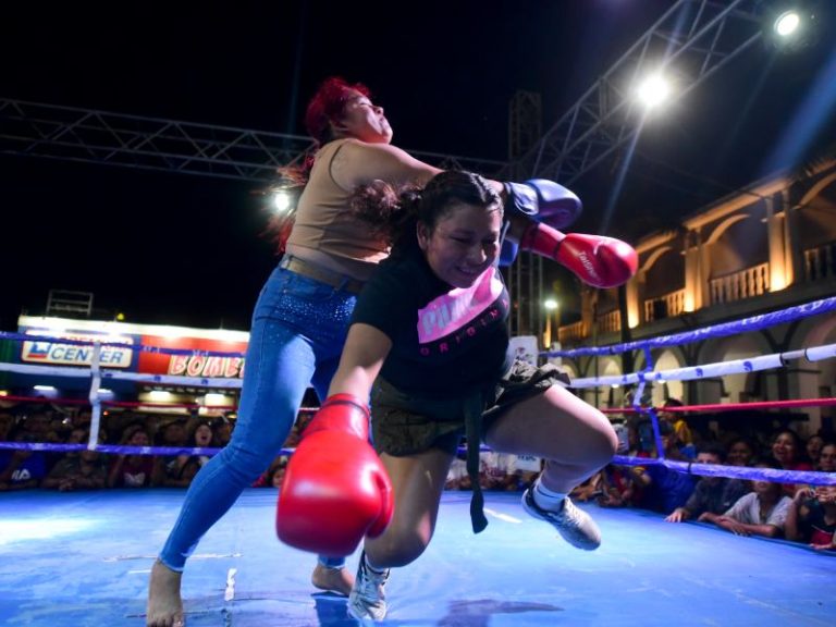Boxeo popular en las fiestas de Sonsonate. Alcaldía coloca un ring de boxeo frente al palacio municipal y voluntarios del público suben a pelea por premios económicos