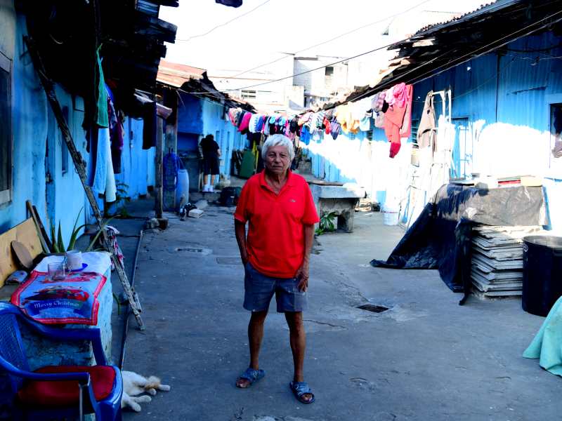 Historias de ancianos que envejecen en los mesones del centro de San Salvador