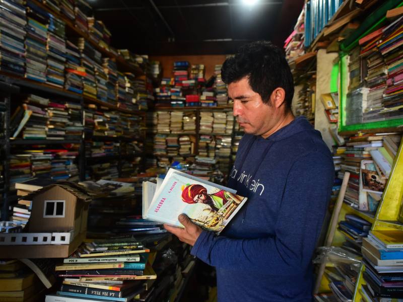 libros escolares de segunda mano o usados en el negocio la montaña de los libros