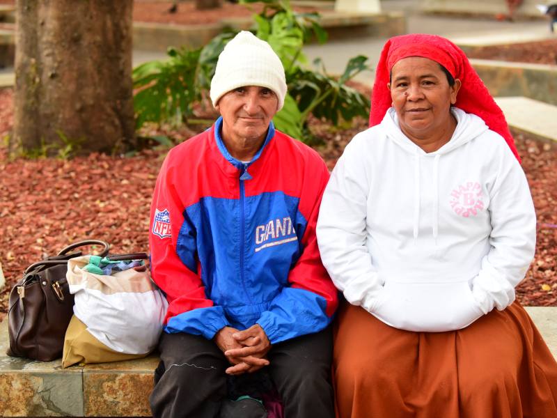 personas con sueter, frio, bajas temperaturas