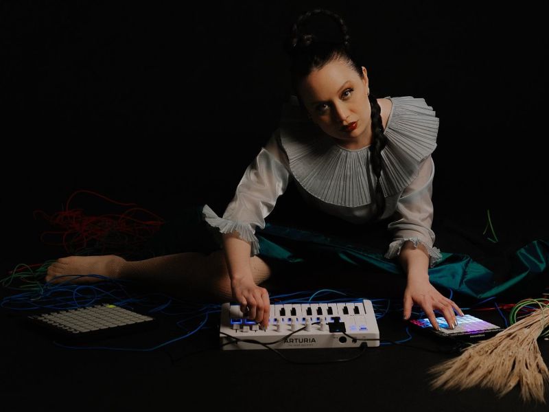 Según expresa, el concepto del EP nace de una tensión profundamente humana, "crear aun cuando 'lo urgente' exija otra cosa. Foto cortesía