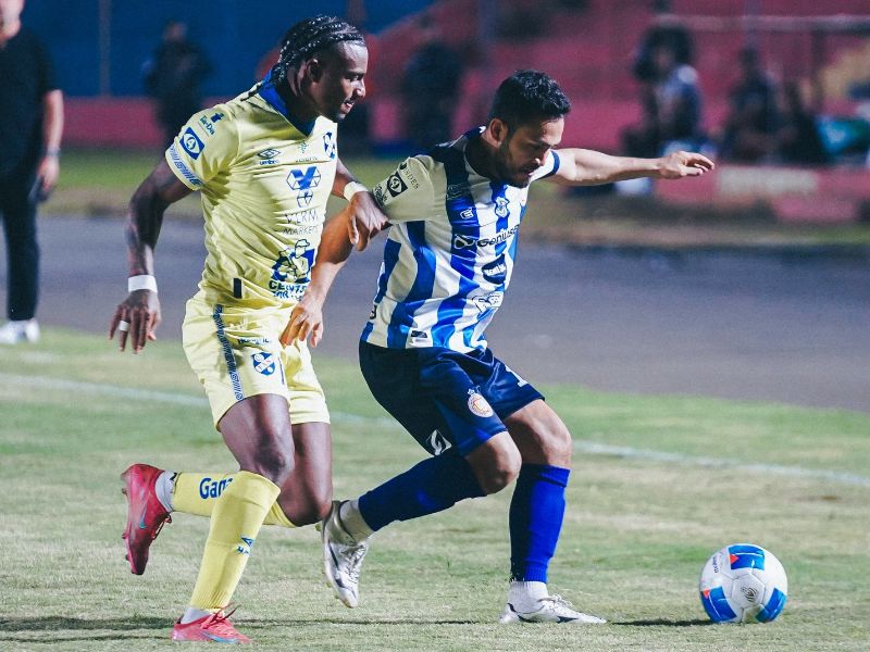 Duelo por el balón entre Edgar Medrano (i.), de FAS, y Marvin Monterroza, de Metapán. Foto: Cortesía Isidro Metapán