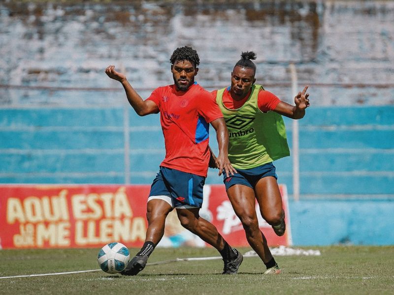 Los jugadores de FAS, Miguel Murillo (i.) y Edgar Medrano, disputan un balón, durante un entreno tigrillo. Foto: Cortesía CD FAS