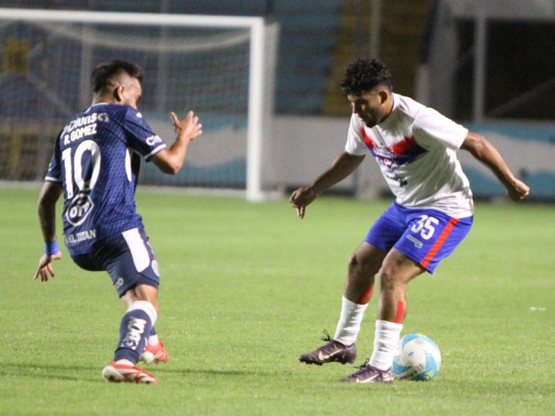 El atacante "Chicharito" Díaz (d.), de los pamperos, en una jugada en el amistoso en Honduras. Foto: Cortesía L.Á. Firpo