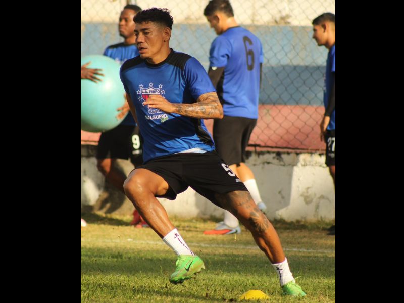 El defensa Marlon Cornejo ya se entrenó con los toros. Foto: Cortesía L.Á. Firpo
