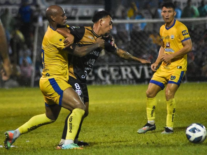 Los jugadores Erick Correa (i.), de Limeño, y Bryan Landaverde, de Firpo, en el Apertura 2025. Foto: Cortesía L.Á. Firpo