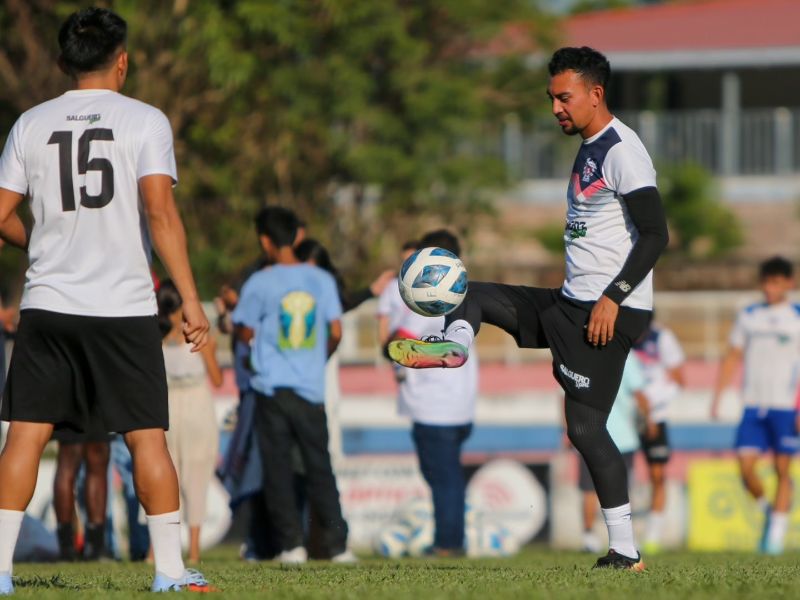 El volante Bryan Landaverde (d.) toca un balón, en un entrenamiento en pretemporada de los pamperos. Foto: Cortesía L.Á. Firpo