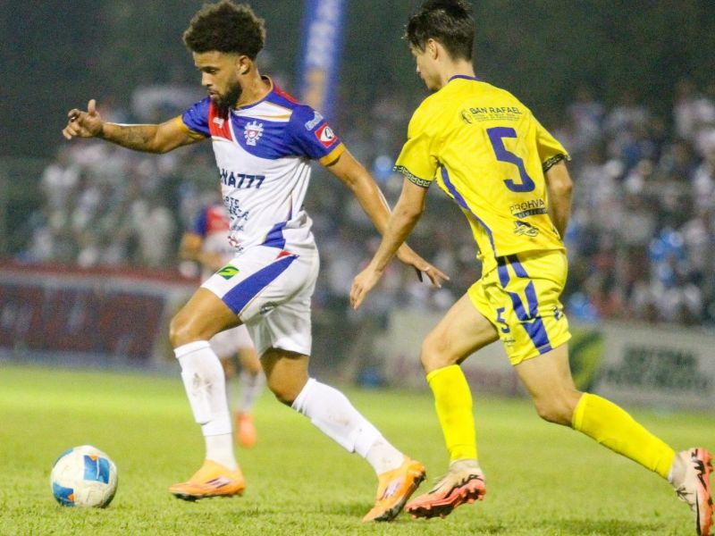 El atacante pampero, Lucas Dos Santos (i.), domina el balón ante la marca de Rodrigo López. de Limeño. Foto: Cortesía L.Á. Firpo